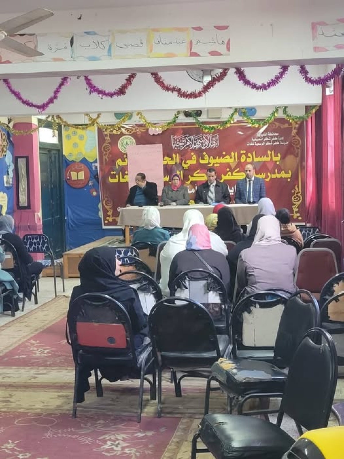 كلية التربية تشارك في ورشة عمل عن " الدور المتميز لمعلمي المواد الدراسية "بمدرسة كفر شكر الرسمية للغات