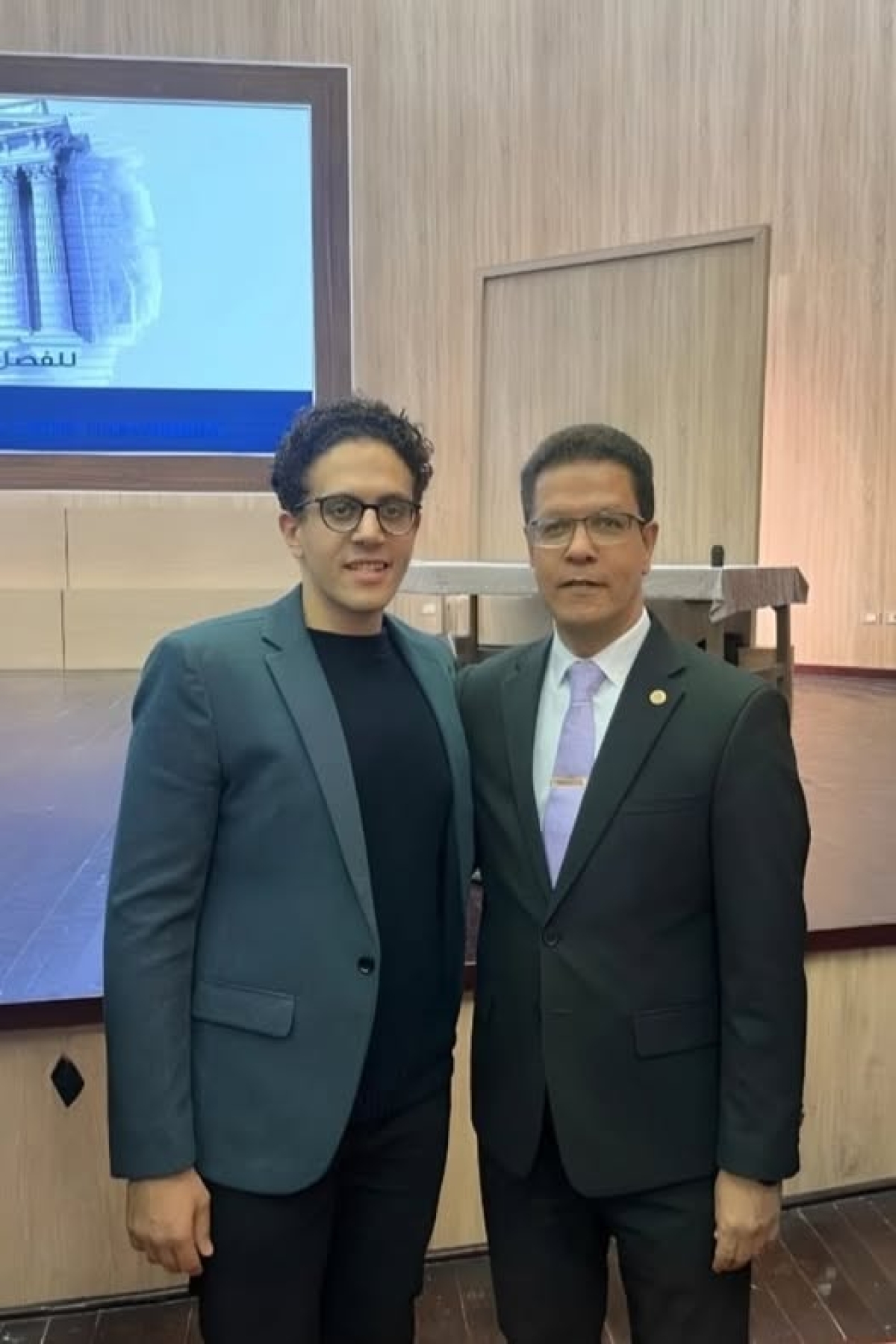 رئيس الجامعة يكرم الطالب: أحمد عبدالقادر عبدالجابر عبدالقادر