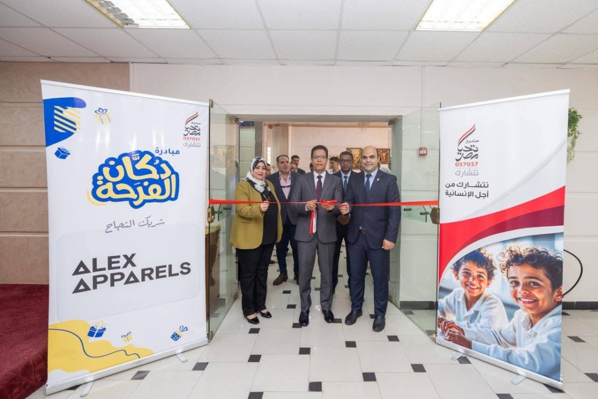رئيس جامعة بنها يفتتح معرض "دكان الفرحة" للملابس الجديدة لطلاب الجامعة