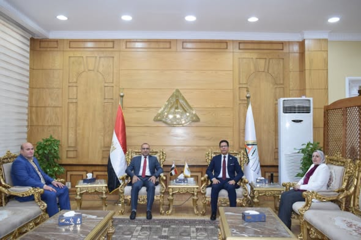 رئيس جامعة بنها يستقبل نائب رئيس جامعة الفارابي العراقية لبحث التعاون العلمي والبحثي